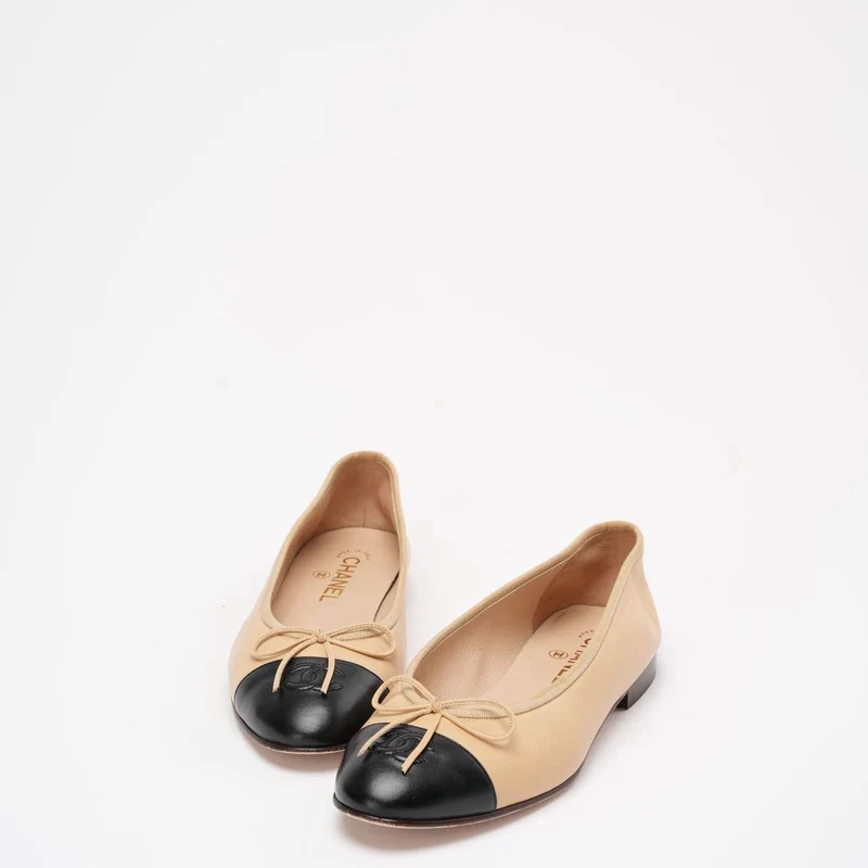 Chanel Beige / Schwarzes Leder CC Cap Toe Ballerinas 39