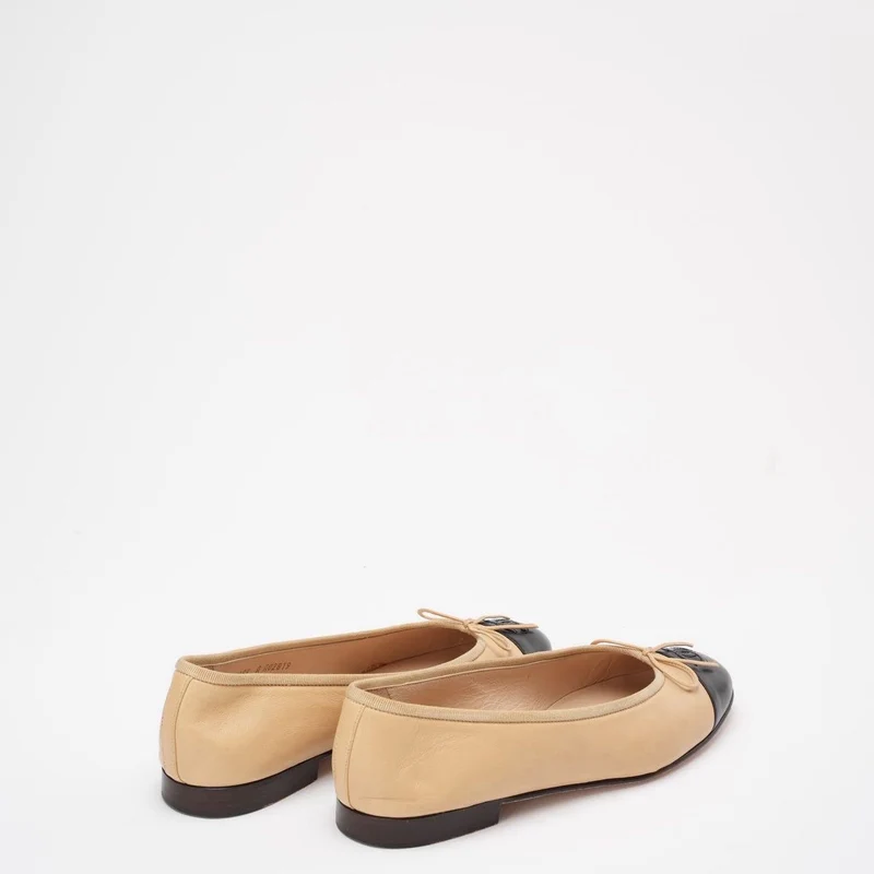 Chanel Beige / Schwarzes Leder CC Cap Toe Ballerinas 39