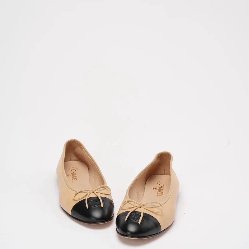 Chanel Beige / Schwarzes Leder CC Cap Toe Ballerinas 39