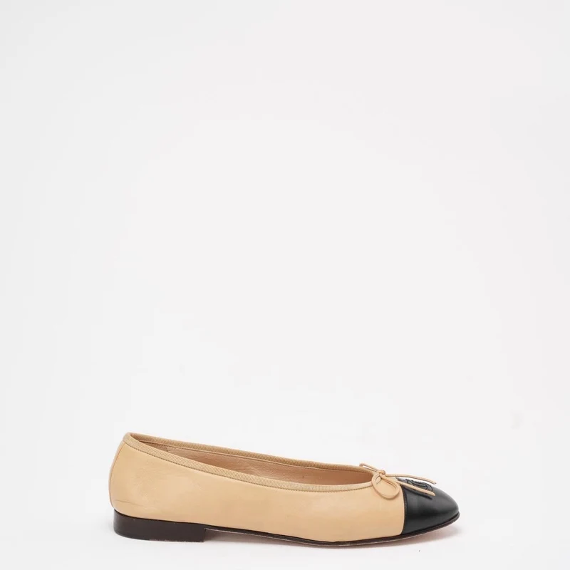 Chanel Beige / Schwarzes Leder CC Cap Toe Ballerinas 39