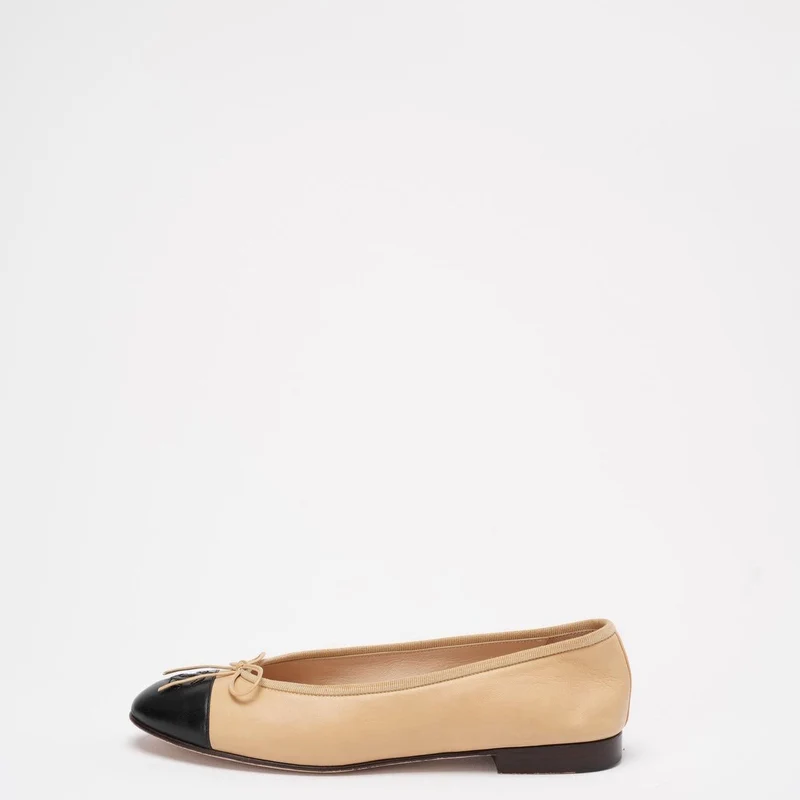 Chanel Beige / Schwarzes Leder CC Cap Toe Ballerinas 39