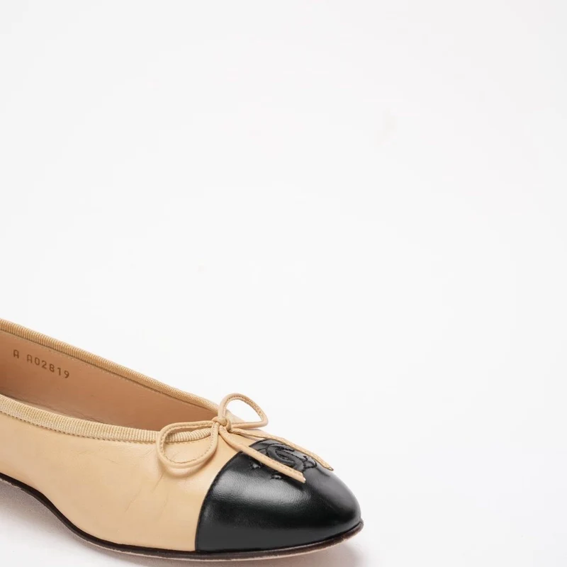 Chanel Beige / Schwarzes Leder CC Cap Toe Ballerinas 39