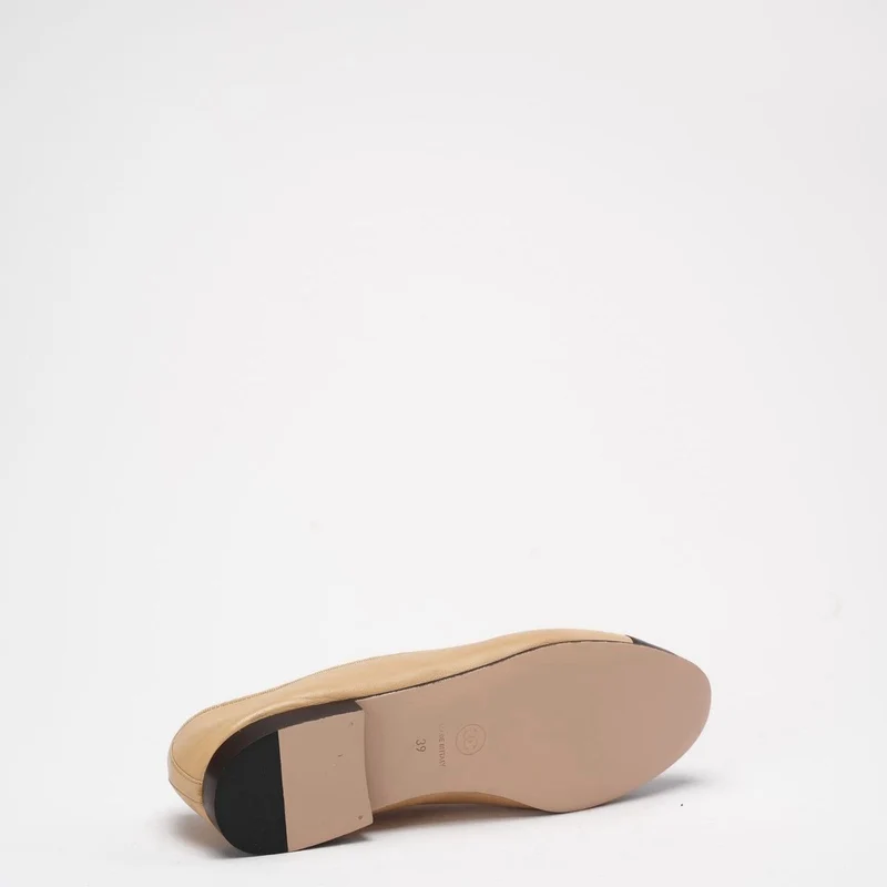 Chanel Beige / Schwarzes Leder CC Cap Toe Ballerinas 39