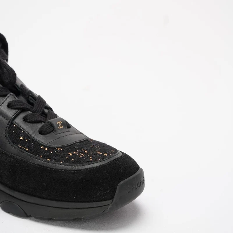 Chanel – Schwarze Schnür-Sneaker aus Leder und Wildleder, 39 ½