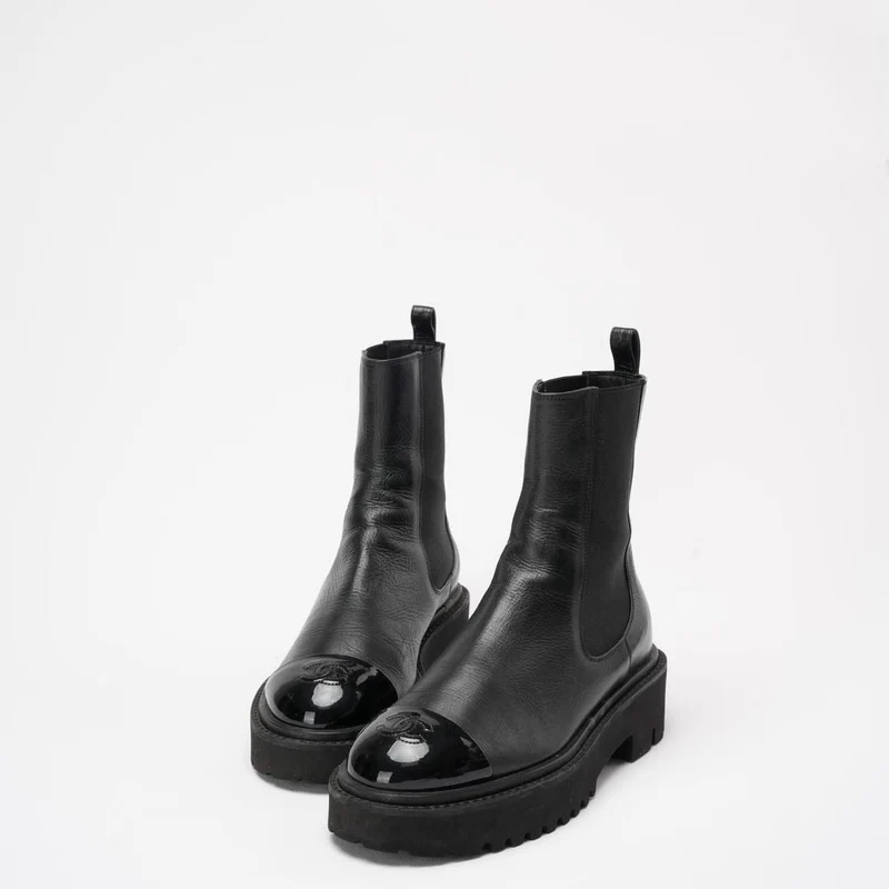 Chanel Schwarze, zerknitterte Cap-Toe-Kurzstiefel 38