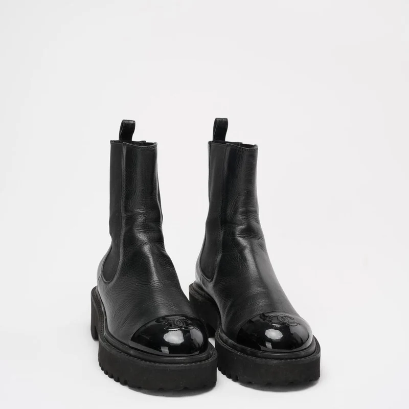 Chanel Schwarze, zerknitterte Cap-Toe-Kurzstiefel 38