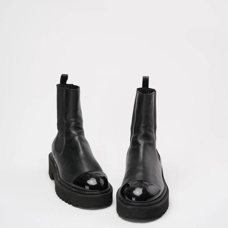 Chanel Schwarze, zerknitterte Cap-Toe-Kurzstiefel 38
