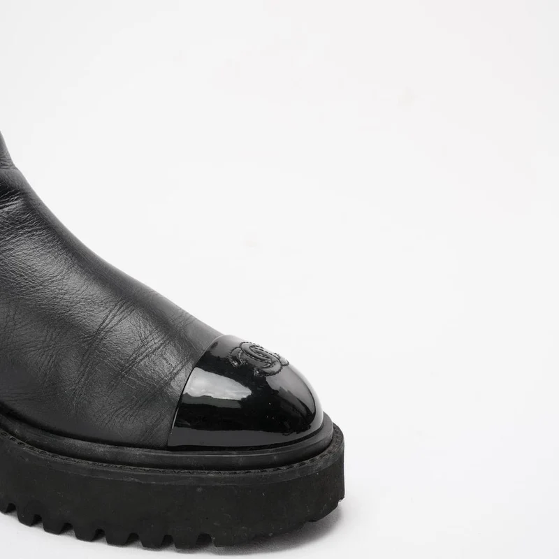Chanel Schwarze, zerknitterte Cap-Toe-Kurzstiefel 38
