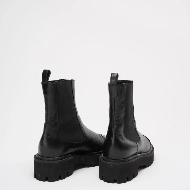 Chanel Schwarze, zerknitterte Cap-Toe-Kurzstiefel 38