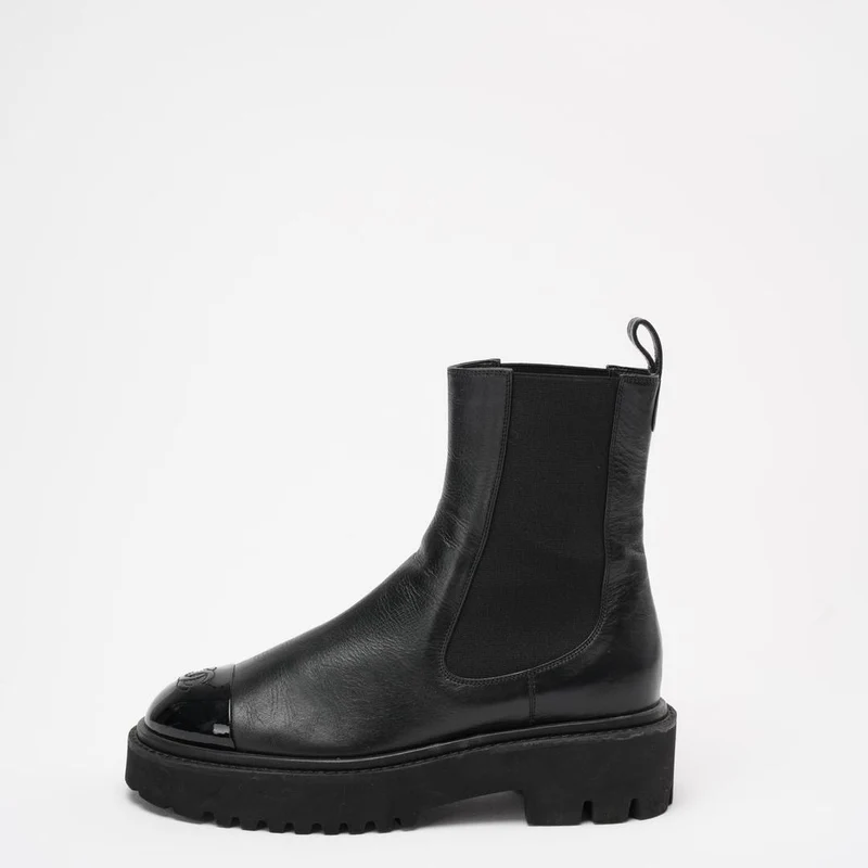 Chanel Schwarze, zerknitterte Cap-Toe-Kurzstiefel 38