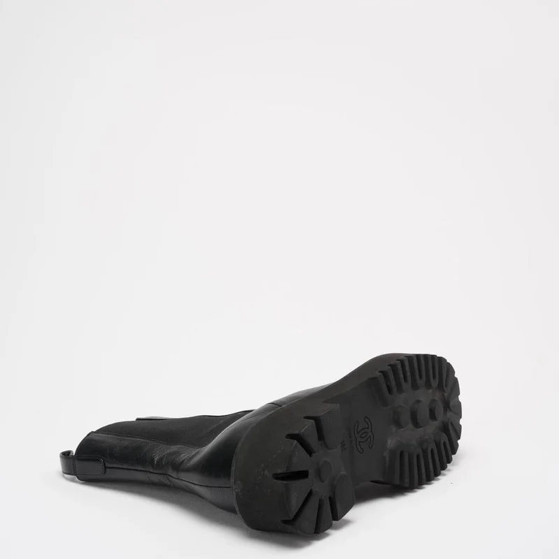 Chanel Schwarze, zerknitterte Cap-Toe-Kurzstiefel 38