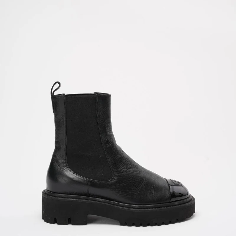 Chanel Schwarze, zerknitterte Cap-Toe-Kurzstiefel 38