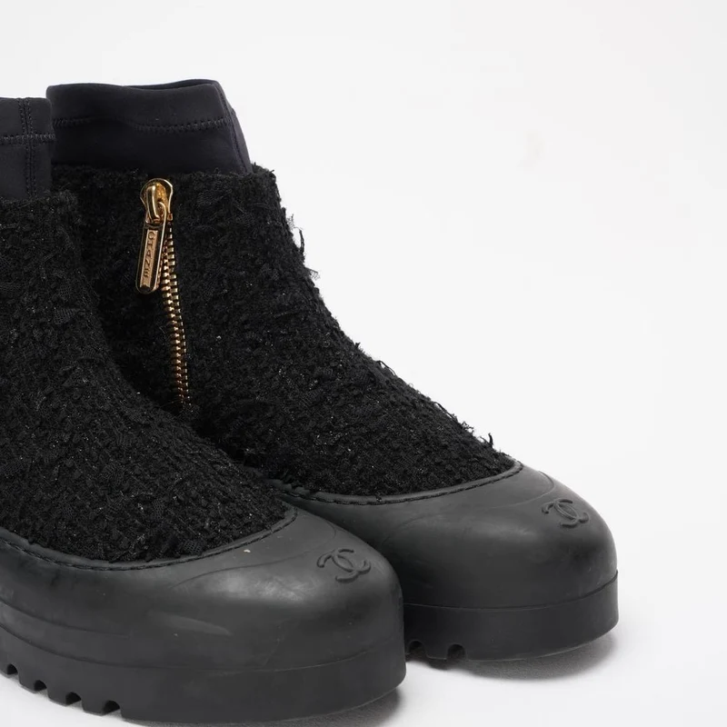 Chanel Schwarze Tweed-Gummi-CC-Kurzstiefel, Größe 40