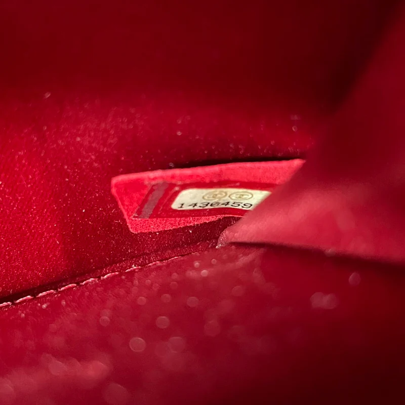 Chanel Timeless Wallet an der Kette East West in Rot