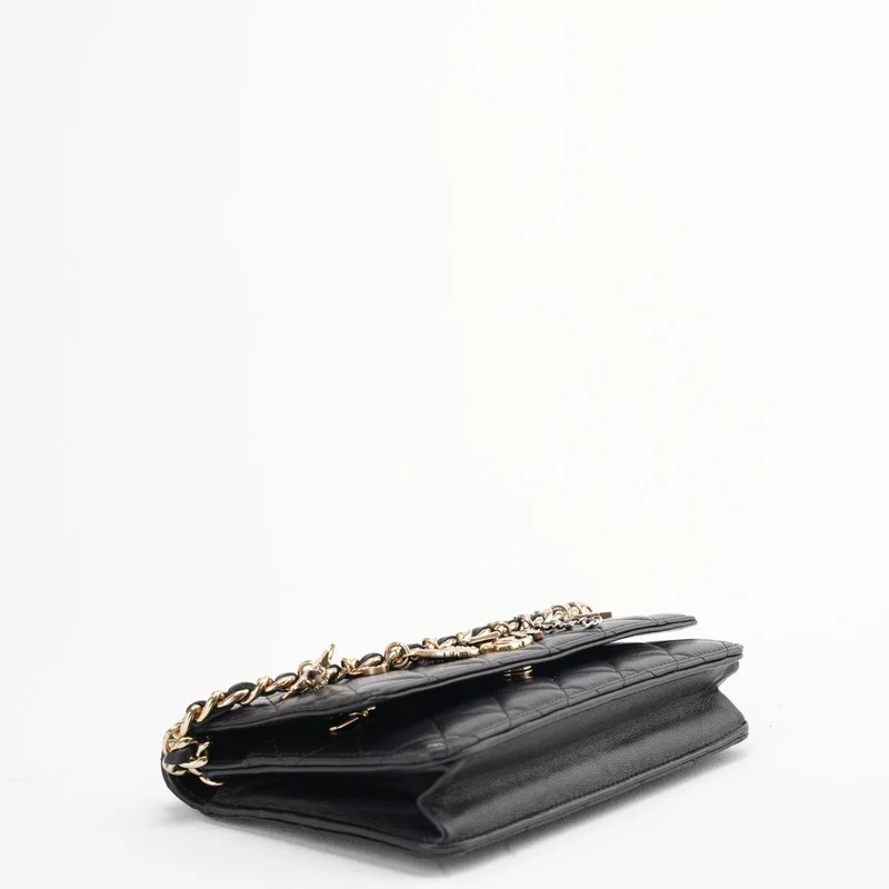 Chanel Schwarze Geldbörse mit Kette (WOC) Coco Charm Lammleder 2021
