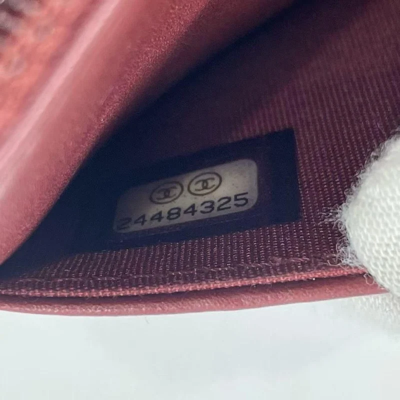 Chanel Burgunderrote Boy-Geldbörse auf Kettentasche aus Lammleder 2017