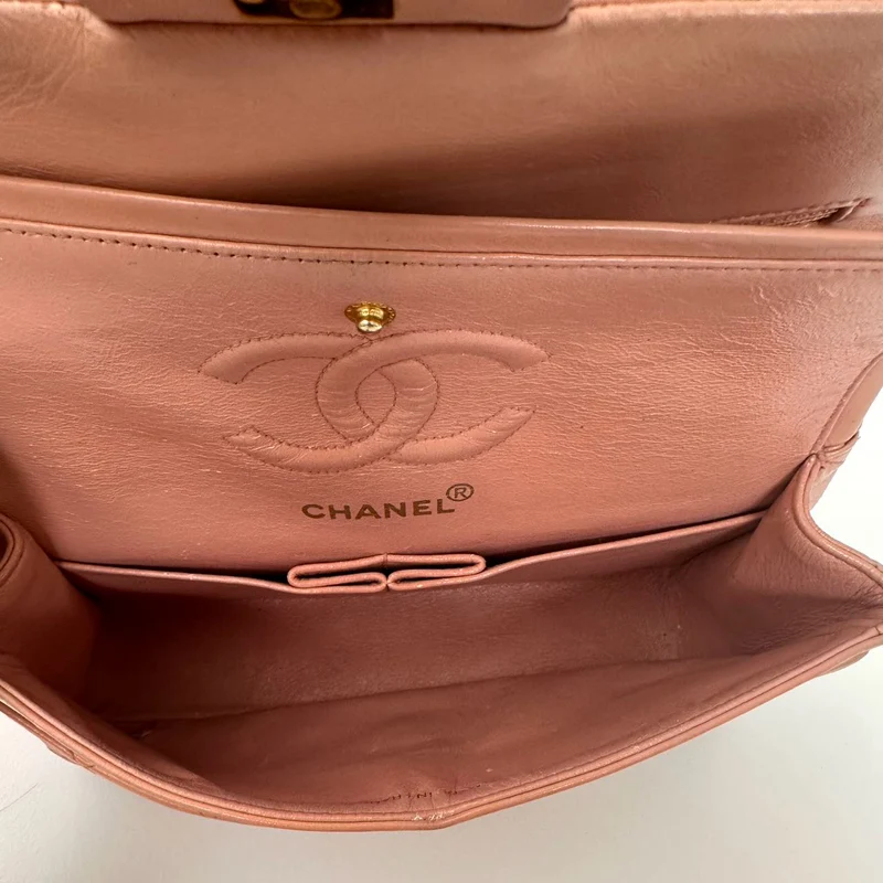 Chanel Vintage – Kleine klassische Flap-Tasche aus rosa Lammleder