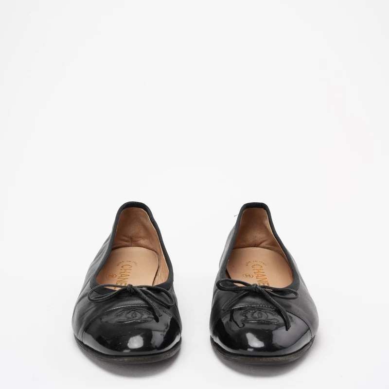 Chanel Ballerinas aus schwarzem Leder und Lackleder mit CC-Cap-Toe-Schleife, Größe 38 ½