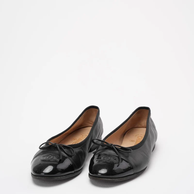 Chanel Ballerinas aus schwarzem Leder und Lackleder mit CC-Cap-Toe-Schleife, Größe 38 ½