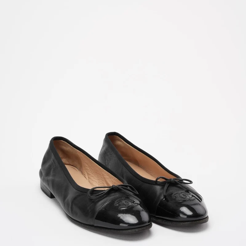 Chanel Ballerinas aus schwarzem Leder und Lackleder mit CC-Cap-Toe-Schleife, Größe 38 ½