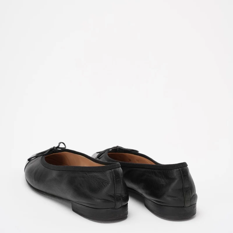 Chanel Ballerinas aus schwarzem Leder und Lackleder mit CC-Cap-Toe-Schleife, Größe 38 ½