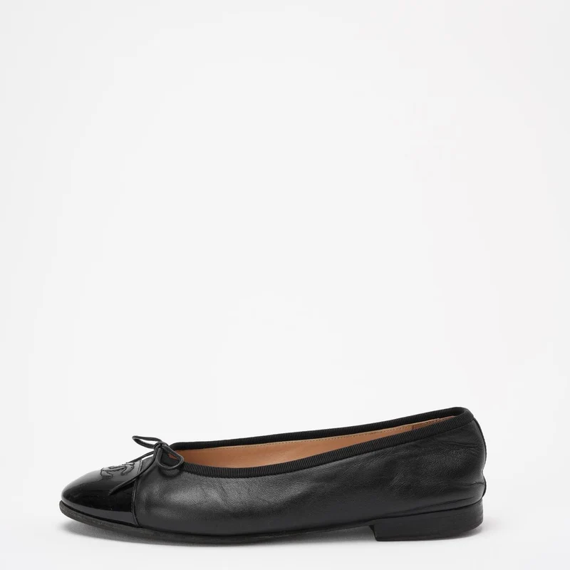 Chanel Ballerinas aus schwarzem Leder und Lackleder mit CC-Cap-Toe-Schleife, Größe 38 ½