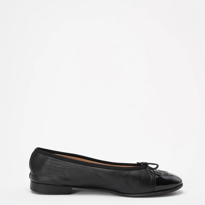 Chanel Ballerinas aus schwarzem Leder und Lackleder mit CC-Cap-Toe-Schleife, Größe 38 ½