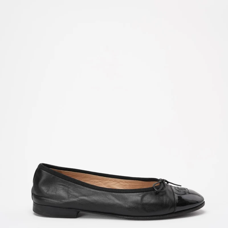 Chanel Ballerinas aus schwarzem Leder und Lackleder mit CC-Cap-Toe-Schleife, Größe 38 ½