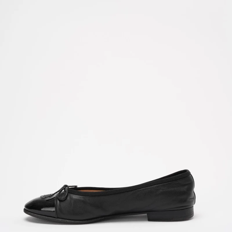Chanel Ballerinas aus schwarzem Leder und Lackleder mit CC-Cap-Toe-Schleife, Größe 38 ½