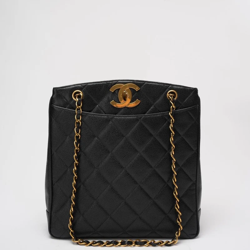 Chanel Vintage 1994 - 1996 Schwarze Kaviar-Schultertasche mit goldenen Beschlägen