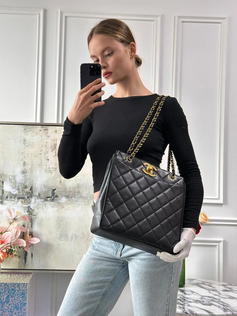 Chanel Vintage 1994 - 1996 Schwarze Kaviar-Schultertasche mit goldenen Beschlägen