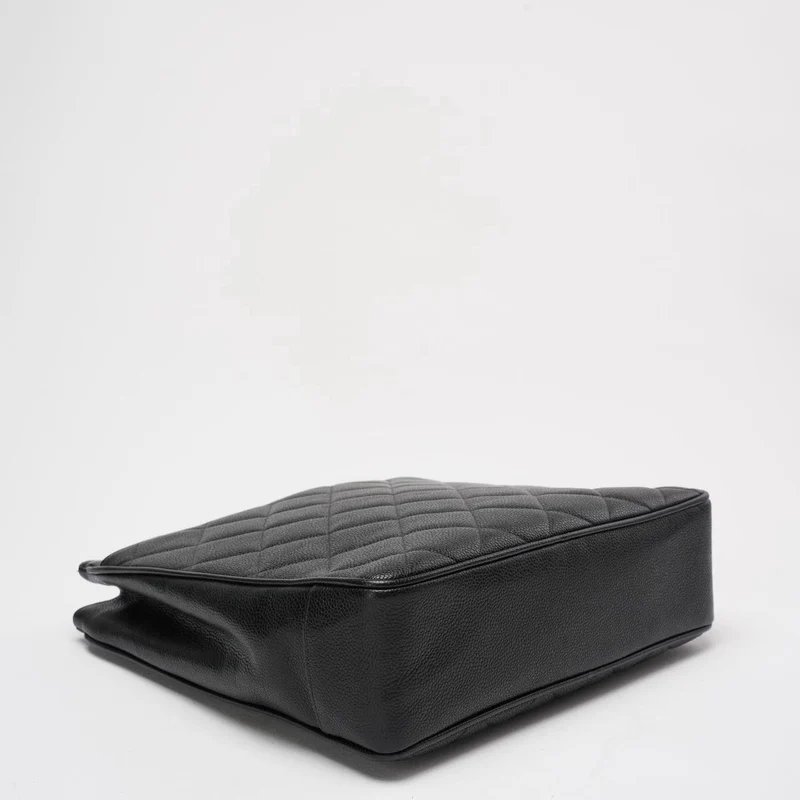 Chanel Vintage 1994 - 1996 Schwarze Kaviar-Schultertasche mit goldenen Beschlägen