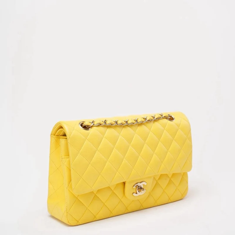 Chanel Gelbes Lammleder Gesteppt Mittlere Doppelklappe Gold Hardware