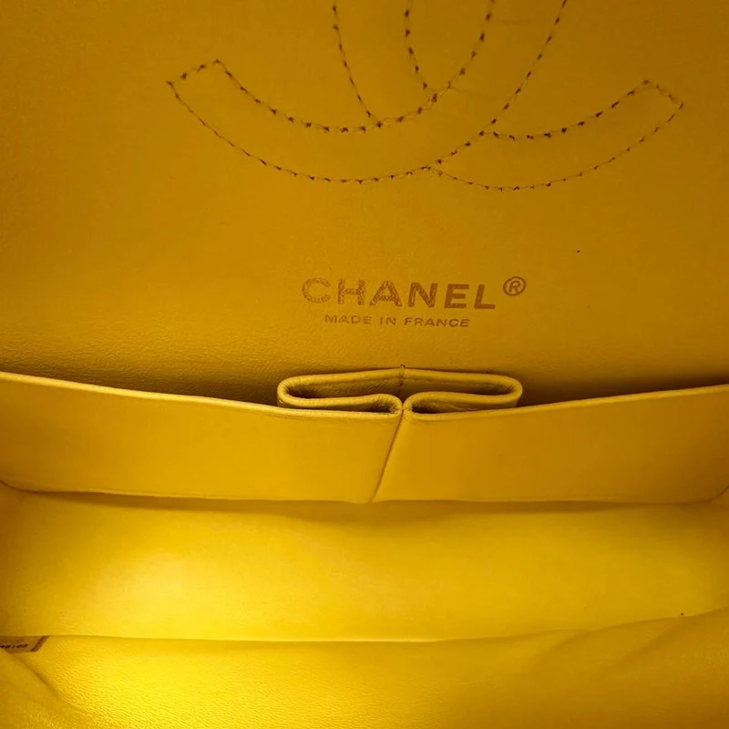 Chanel Gelbes Lammleder Gesteppt Mittlere Doppelklappe Gold Hardware