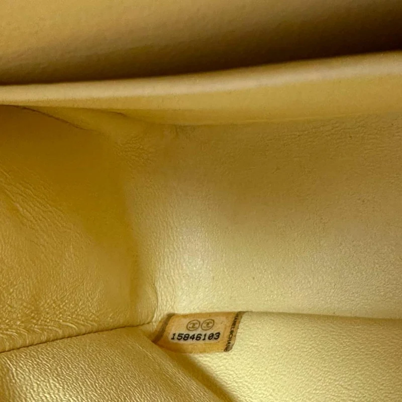 Chanel Gelbes Lammleder Gesteppt Mittlere Doppelklappe Gold Hardware