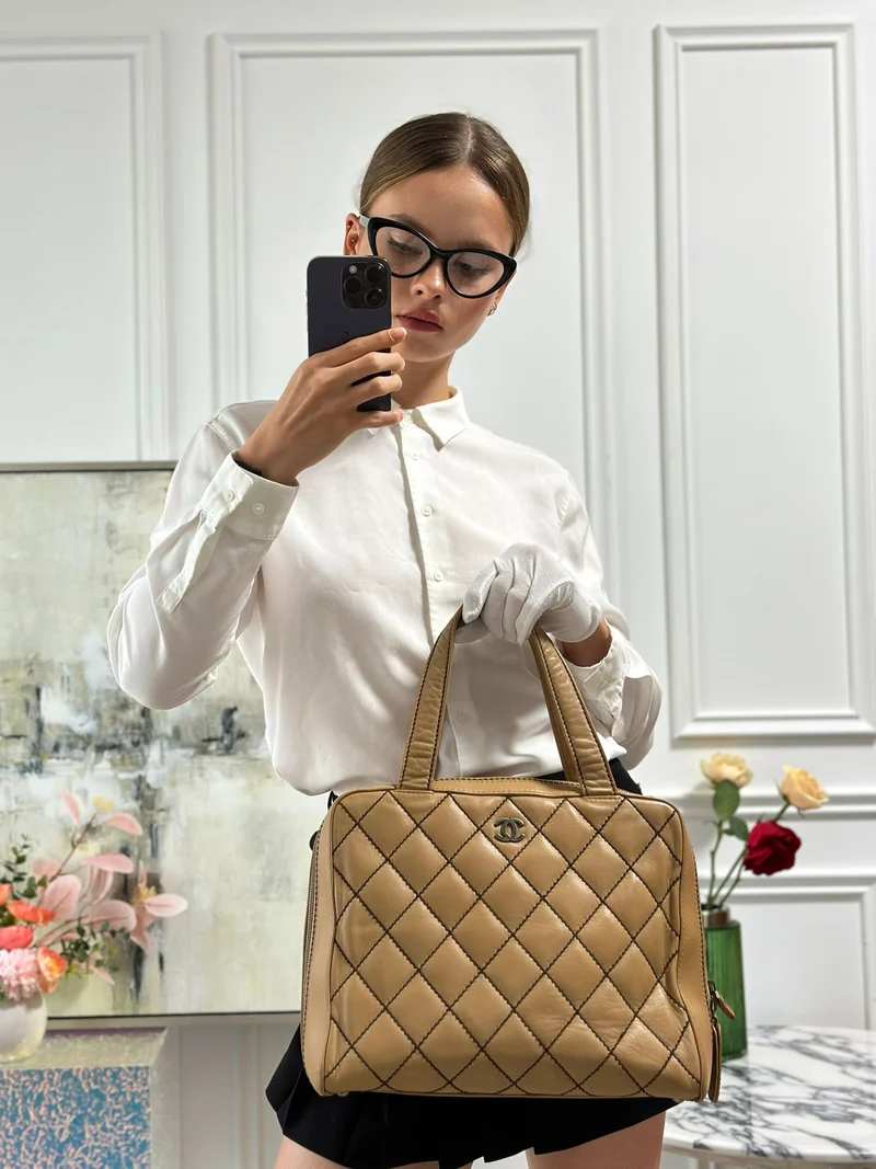 Chanel Kontrast Bowler Handtasche Beige