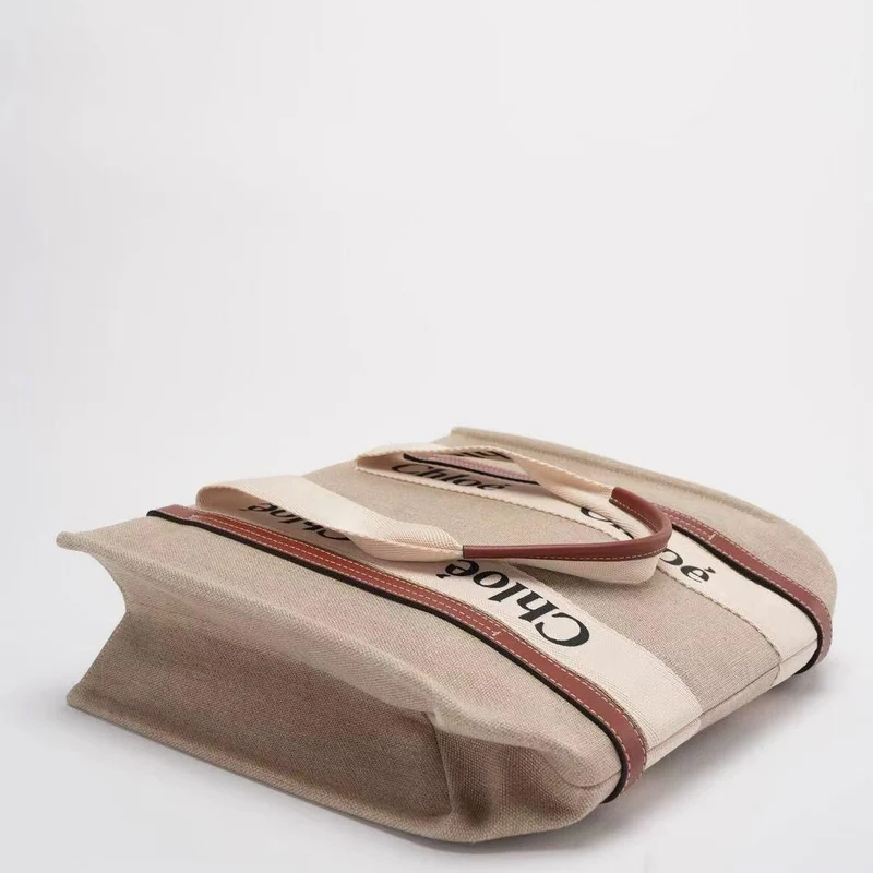 Chloe – Weiße und beige mittelgroße Woody-Tragetasche aus Leinen