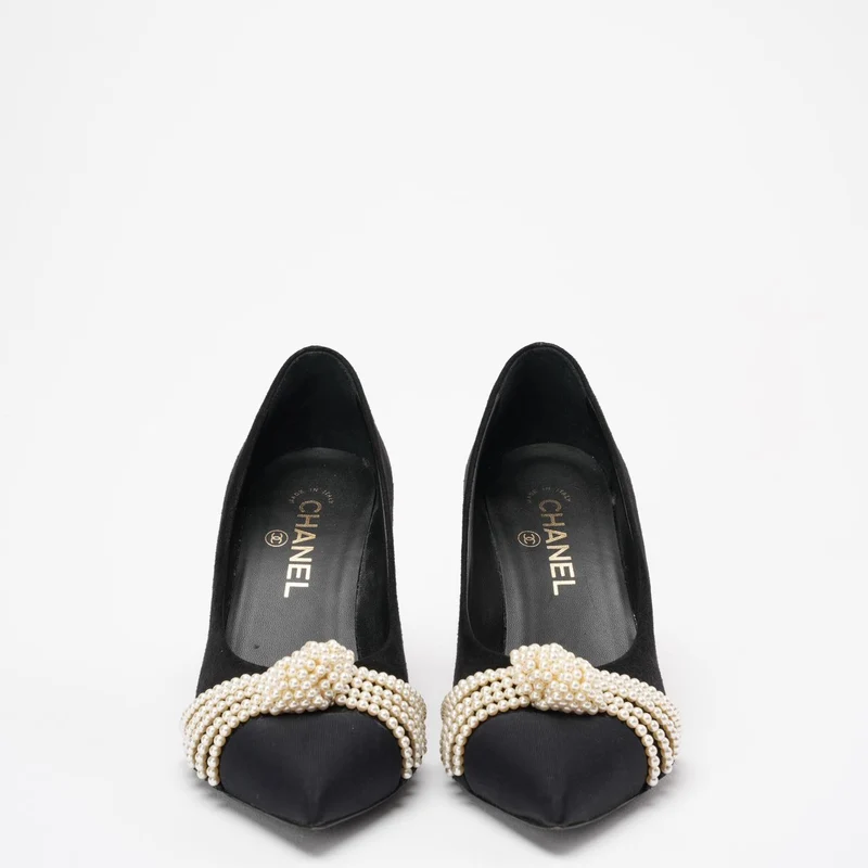 Chanel Pumps aus schwarzem Wildleder mit Perlen-Ripsband, Größe 38½