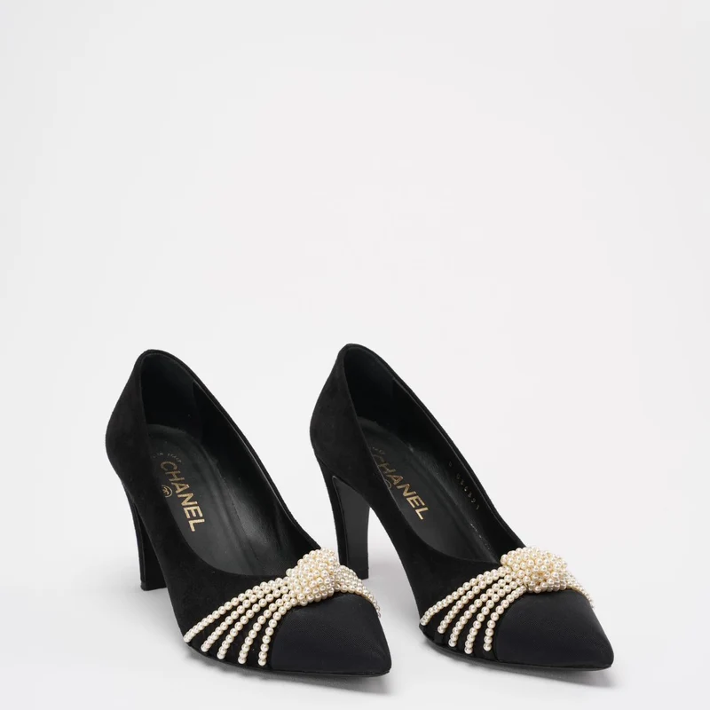 Chanel Pumps aus schwarzem Wildleder mit Perlen-Ripsband, Größe 38½