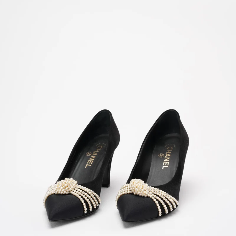 Chanel Pumps aus schwarzem Wildleder mit Perlen-Ripsband, Größe 38½
