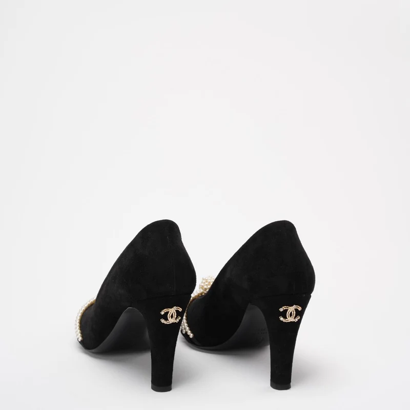 Chanel Pumps aus schwarzem Wildleder mit Perlen-Ripsband, Größe 38½