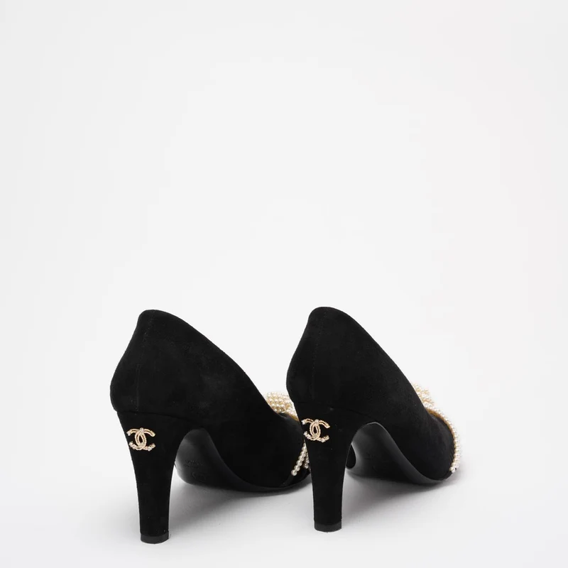 Chanel Pumps aus schwarzem Wildleder mit Perlen-Ripsband, Größe 38½