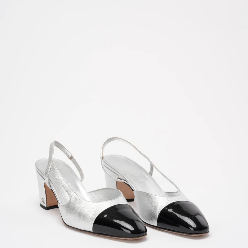 Chanel Silber / Schwarz Leder und Lack Cap Toe CC D'osray Slingback Sandalen Größe 38