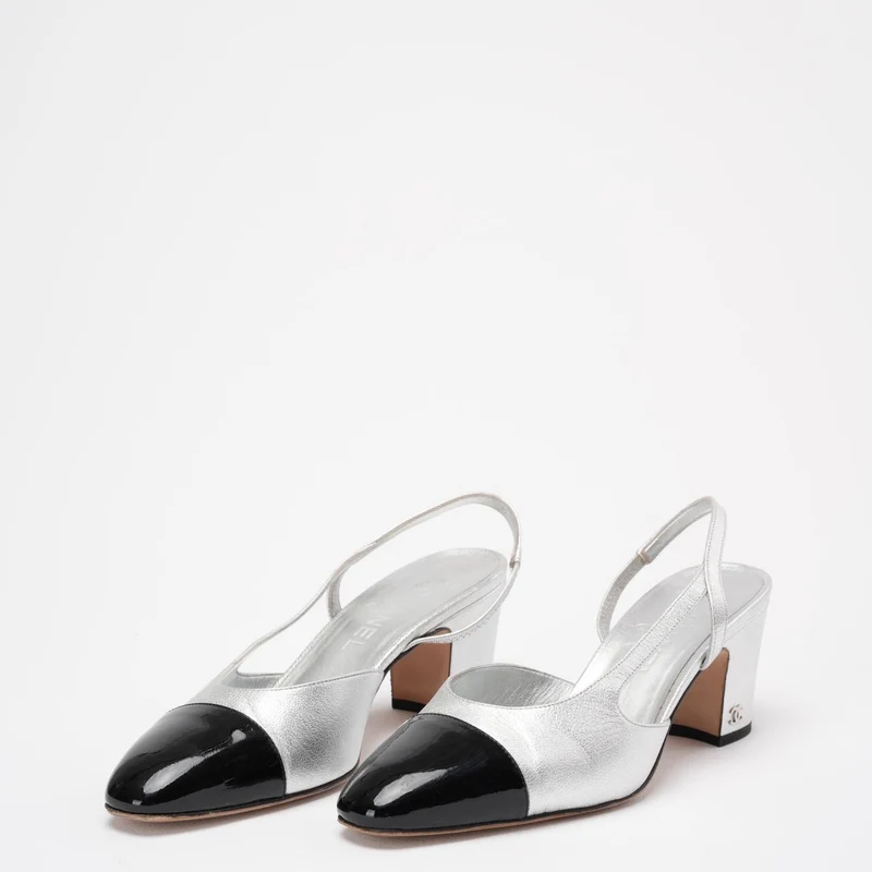 Chanel Silber / Schwarz Leder und Lack Cap Toe CC D'osray Slingback Sandalen Größe 38