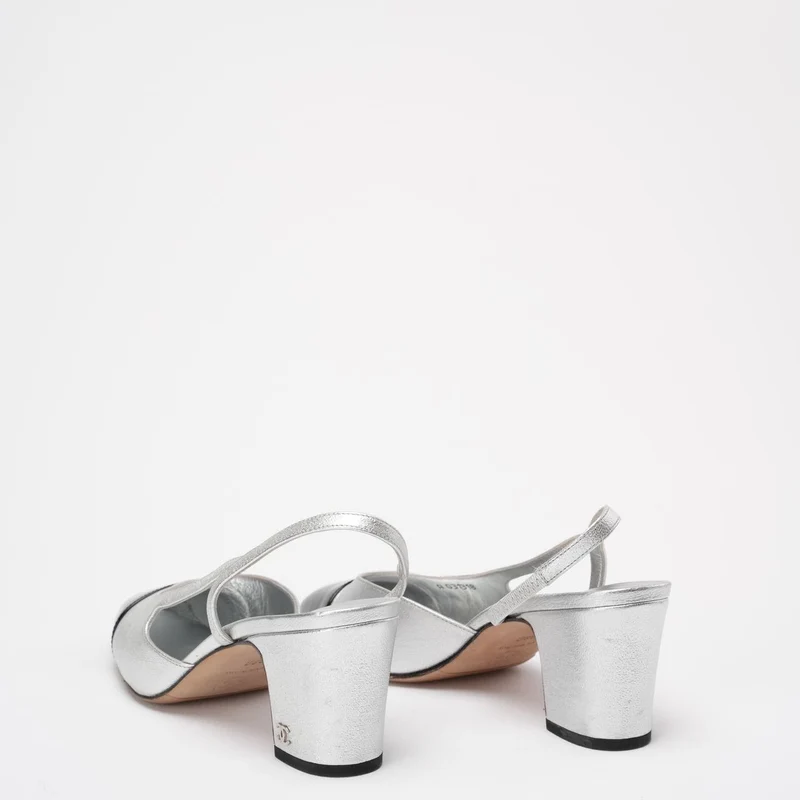 Chanel Silber / Schwarz Leder und Lack Cap Toe CC D'osray Slingback Sandalen Größe 38