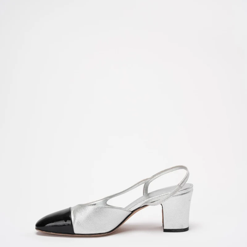 Chanel Silber / Schwarz Leder und Lack Cap Toe CC D'osray Slingback Sandalen Größe 38