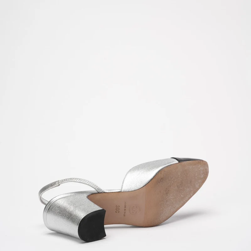 Chanel Silber / Schwarz Leder und Lack Cap Toe CC D'osray Slingback Sandalen Größe 38