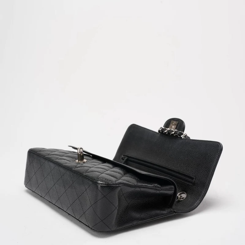 Chanel – Schwarze, gesteppte Caviar-Mitteltasche mit klassischer Doppelklappe