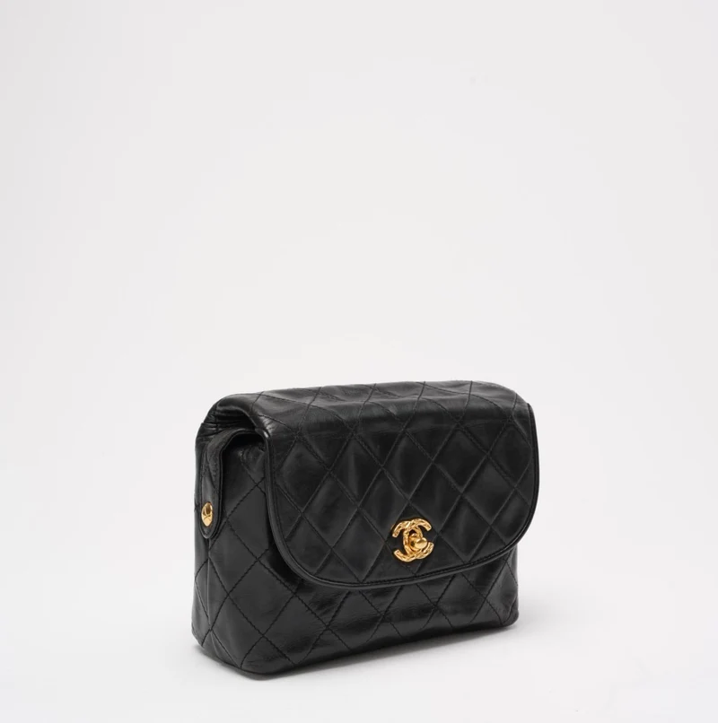 Chanel Vintage Schultertasche aus schwarzem Lammleder