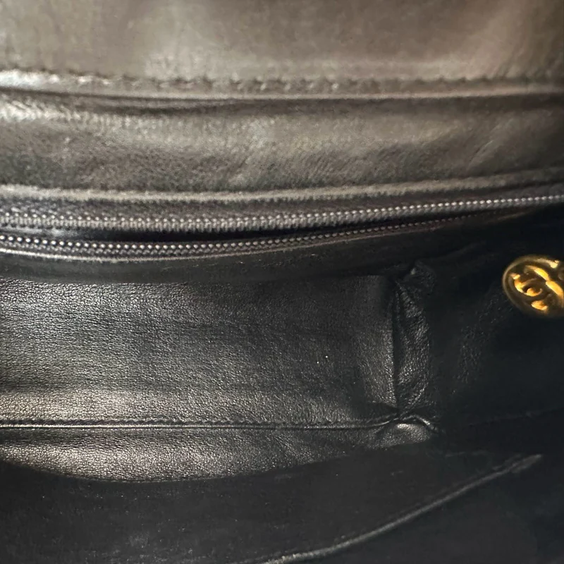 Chanel Vintage Schultertasche aus schwarzem Lammleder